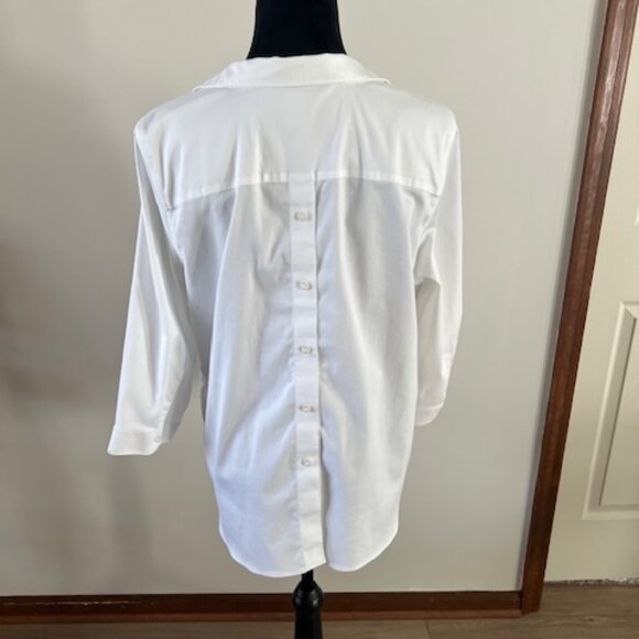 Chico's No Iron Chic Stretch Popover Button Down in the back - Picture 3 of 6